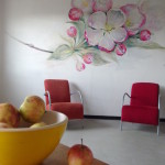 seinale maalitud õunapuuõied